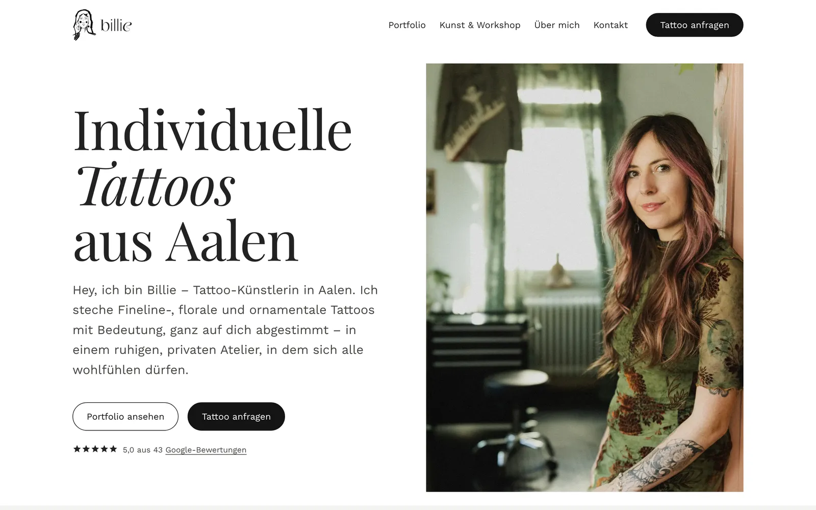 Startseite von Art/Inked by Billie am Desktop: Überschrift „Individuelle Tattoos aus Aalen“, Button „Tattoo anfragen“ und ein Foto von Billie im Atelier