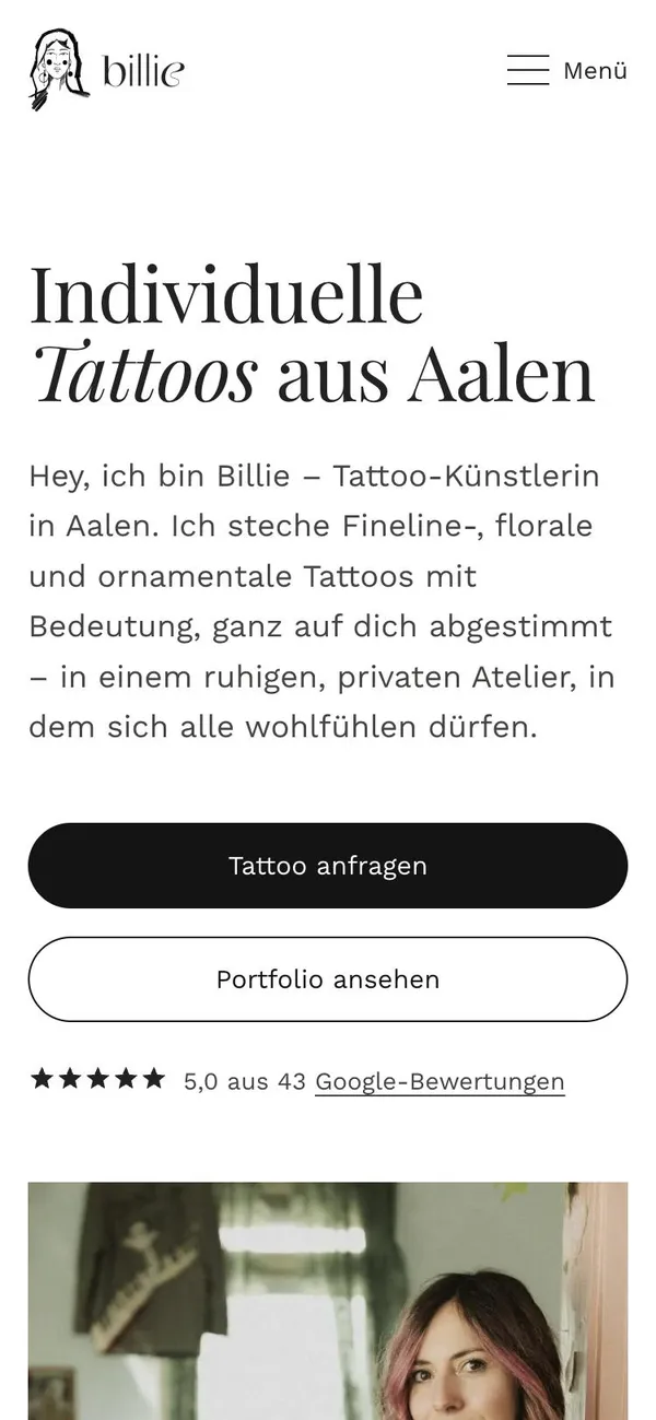 Dieselbe Startseite am Handy mit Menü-Button und großem Button „Tattoo anfragen“